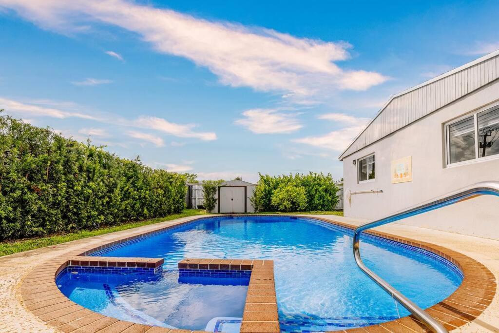 Home With A Pool Close To Beach And Fll Airport Pool Heated October- March Fort Lauderdale Buitenkant foto
