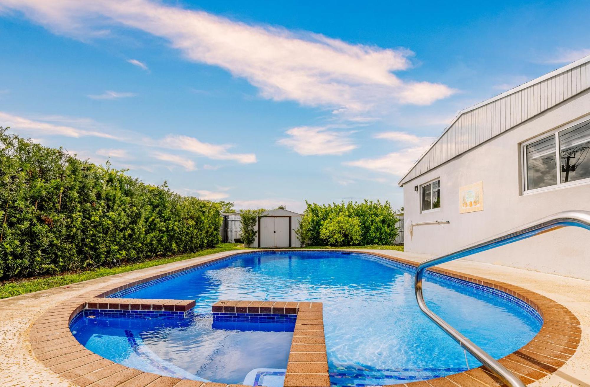 Home With A Pool Close To Beach And Fll Airport Pool Heated October- March Fort Lauderdale Buitenkant foto